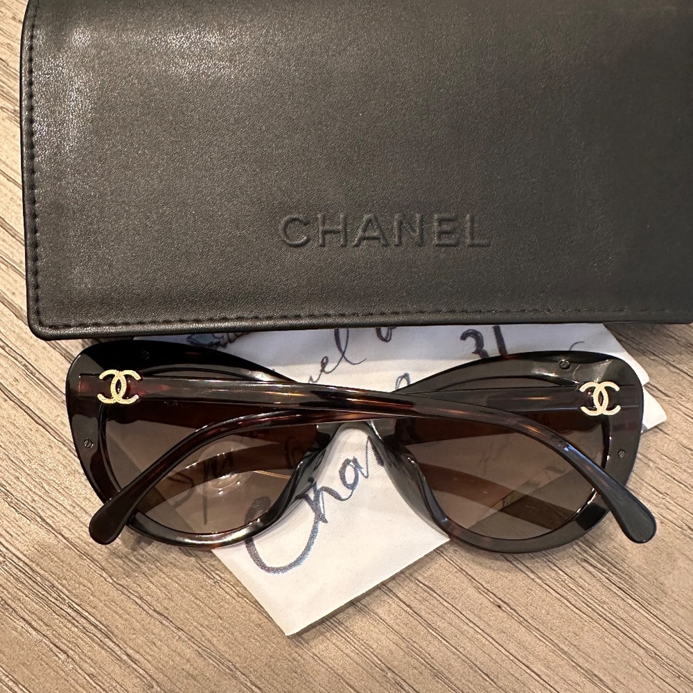 Authentic CHANEL cat eye Sunglasses Women (NEW)